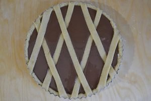 crostata al cocco e cioccolato da infornare