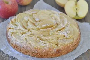 crostata morbida di mele sfornata