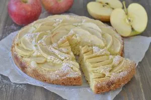 fetta di crostata morbida di mele