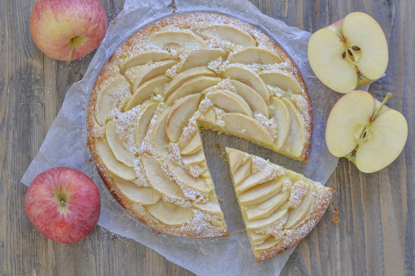 fetta di crostata morbida di mele dall'alto