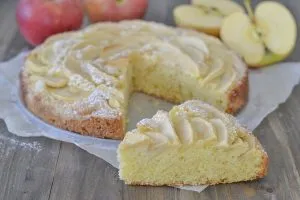 fetta di crostata morbida di mele con zucchero