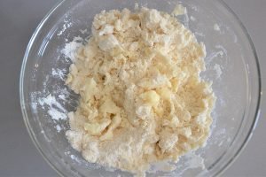 preparazione della crostata morbida di mele