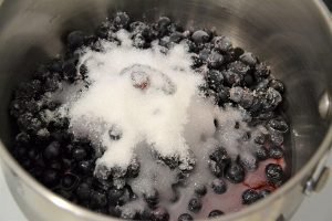 preparazione del ripieno della torta versata con confettura