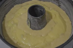 preparazione del secondo strato della ciambella della nonna