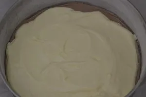 preparazione della torta cremosa al mascarpone e cioccolato