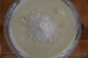 preparazione della torta cremosa alla ricotta con gocce di cioccolato