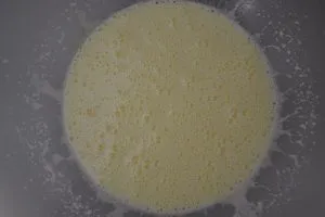 preparazione della torta di pere rovesciata