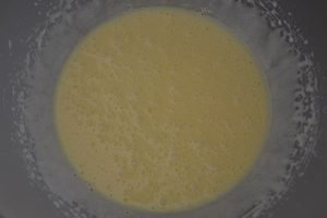 preparazione della torta versata con confettura