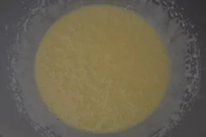 preparazione della torta versata con confettura