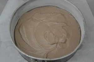 primo strato di torta cremosa al mascarpone e cioccolato