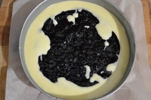 secondo strato della torta versata con confettura