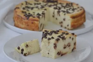 torta cremosa alla ricotta con gocce di cioccolato sfornata
