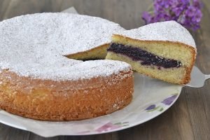 torta versata con confettura e mirtilli