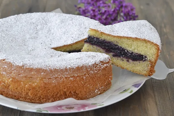 torta versata con confettura soffice