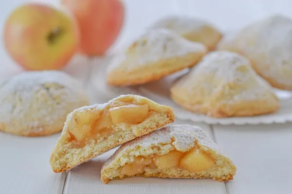 biscotti ripieni di mele e cannella con zucchero a velo
