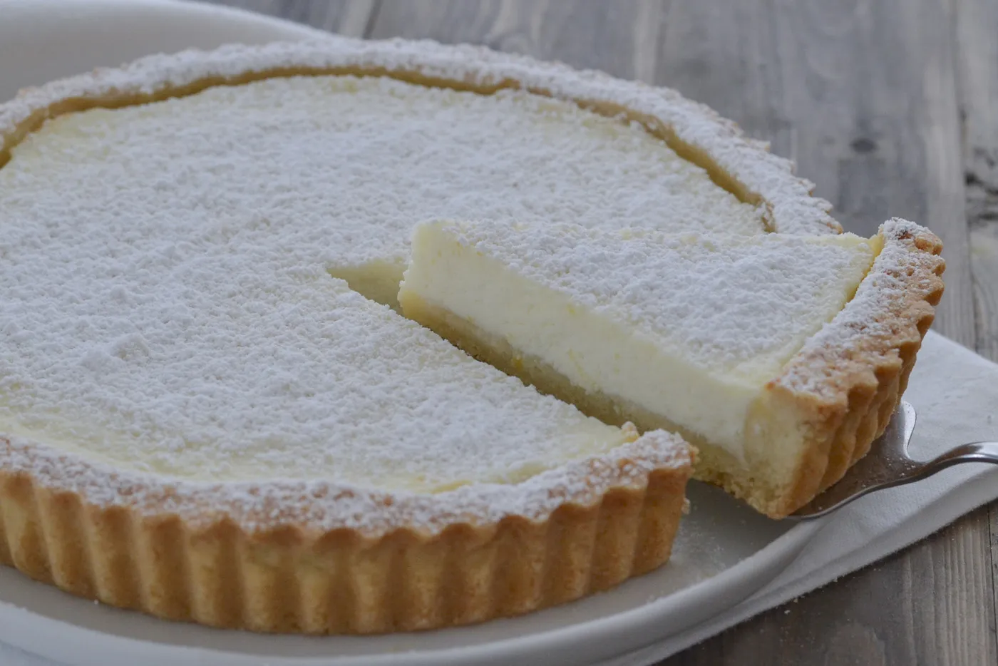 crostata di ricotta al limone servita
