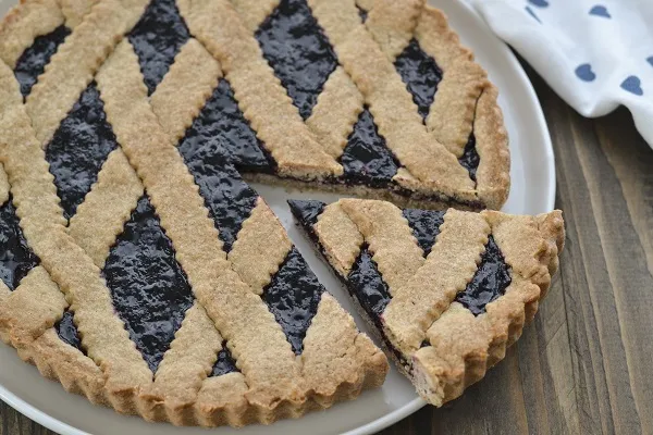 fetta di crostata di grano saraceno e mirtilli sfornata