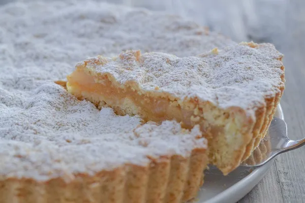 fetta di crostata di mele e pere con arancia e limone