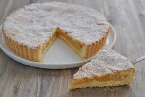fetta di crostata di mele e pere sfornata