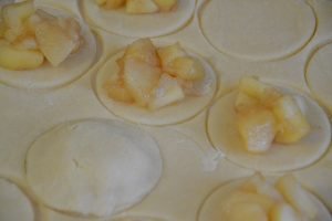 preparazione dei biscotti ripieni di mele