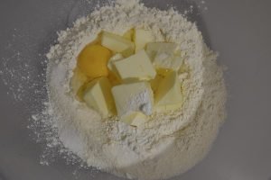 preparazione della crostata di ricotta al limone