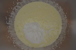 preparazione del plumcake al cioccolato bianco