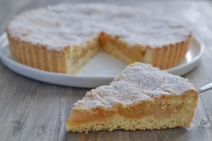 primo piano della fetta della crostata di mele e pere