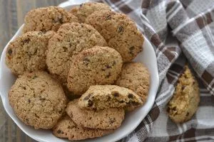 biscotti agli amaretti e gocce di cioccolato