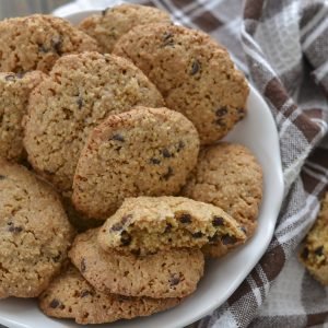 biscotti agli amaretti e pangrattato