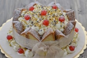 charlotte di pandoro con crema al pistacchio