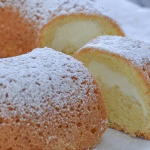 fetta di ciambella ripiena di ricotta e mascarpone sfornata con zucchero