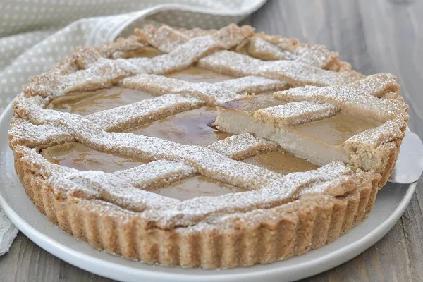 fetta di crostata integrale con crema di castagne e zucchero