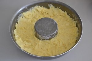 preparazione della ciambella ripiena di ricotta e mascarpone