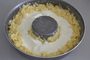 preparazione della ricetta della ciambella ripiena di ricotta e mascarpone