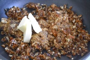 preparazione del ripieno per sbriciolata di datteri e frutta secca