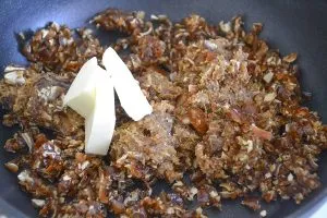 preparazione del ripieno per sbriciolata di datteri e frutta secca