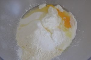 preparazione della sbriciolata di datteri e frutta secca