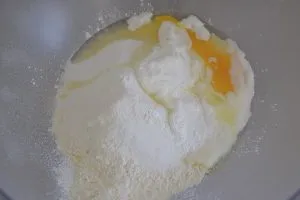 preparazione della sbriciolata di datteri e frutta secca