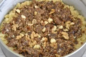 sbriciolata di datteri e frutta secca da infornare