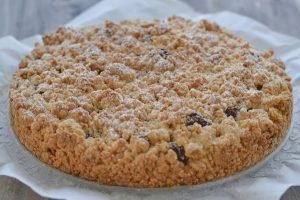 sbriciolata di datteri e frutta secca sfornata