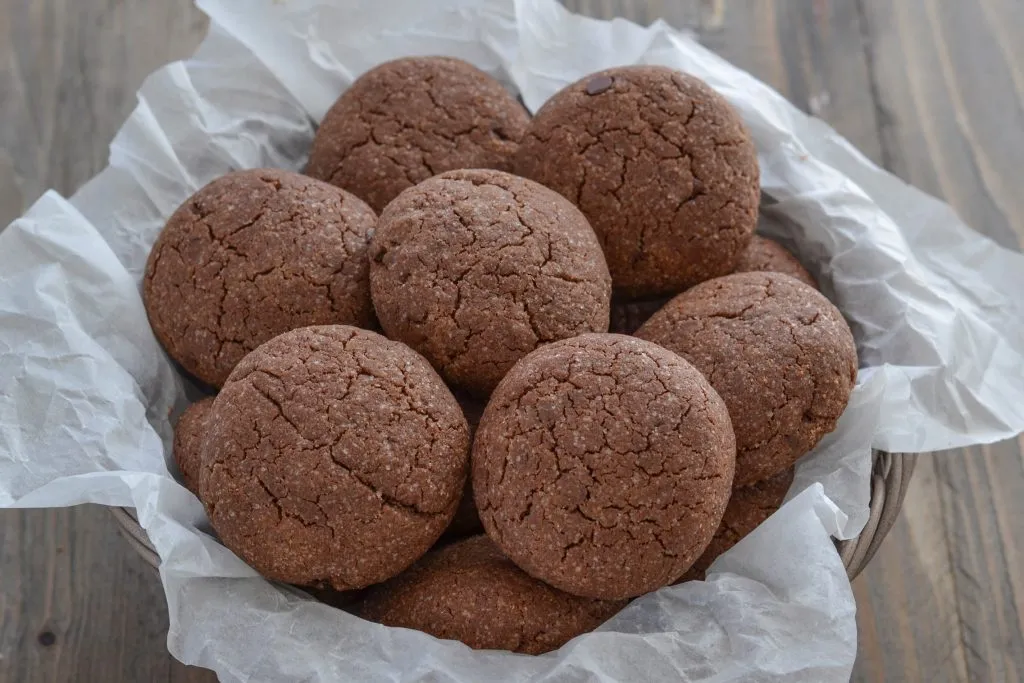 biscotti al cacao con gocce di cioccolato fondente sfornati
