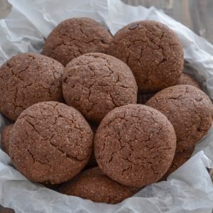 biscotti al cacao con gocce di cioccolato fondente sfornati