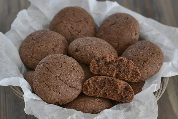 biscotti al cacao con gocce di cioccolato fondente