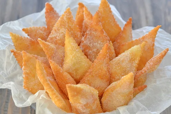 cenci toscani fritti con zucchero semolato