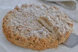 fetta di sbriciolata alla ricotta con farina di castagne