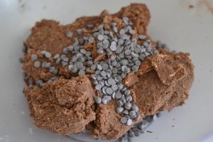 impasto per biscotti al cacao con gocce di cioccolato