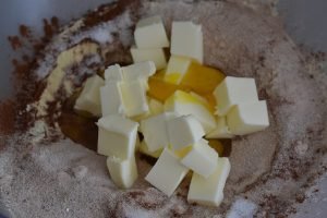 preparazione dei biscotti al cacao con gocce di cioccolato