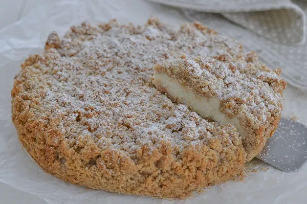 sbriciolata alla ricotta con farina di castagne sfornata