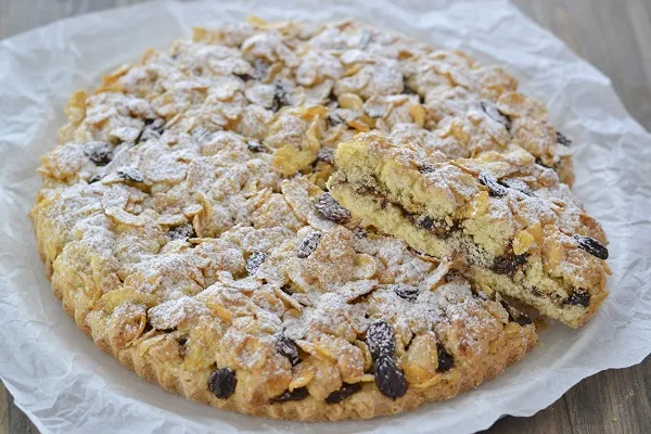 crostata rosa del deserto servita con zucchero