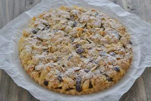 crostata rosa del deserto con uvetta sfornata